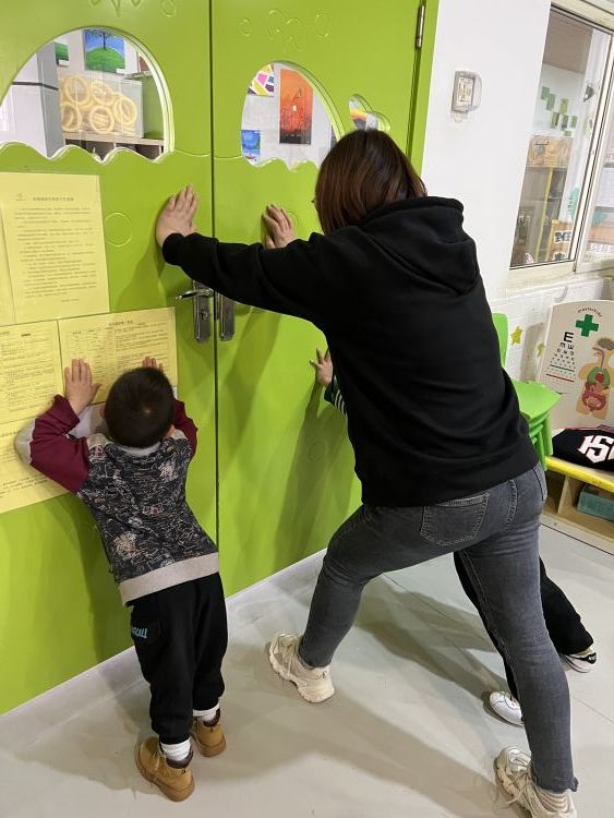 簡篇-以“演”筑防護“幼”同行——警社校共同聯動開展反恐防暴應急演練