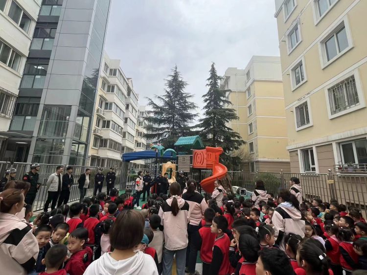 簡篇-以“演”筑防護“幼”同行——警社校共同聯動開展反恐防暴應急演練