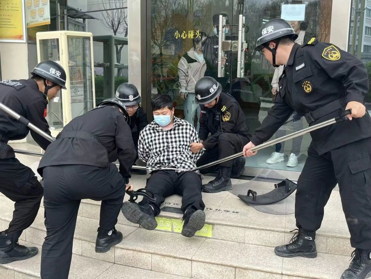 簡篇-以“演”筑防護“幼”同行——警社校共同聯動開展反恐防暴應急演練