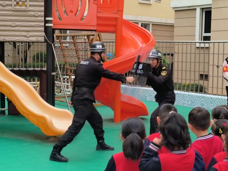 簡篇-以“演”筑防護“幼”同行——警社校共同聯動開展反恐防暴應急演練