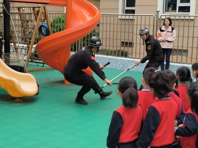 簡篇-以“演”筑防護“幼”同行——警社校共同聯動開展反恐防暴應急演練