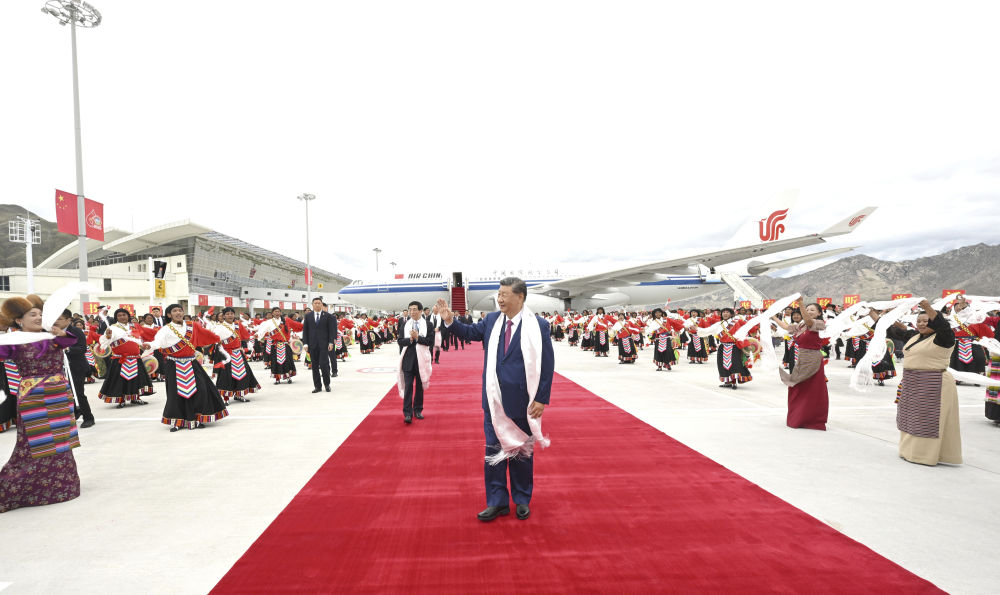 習近平率中央代表團抵達拉薩出席西藏自治區成立60周年慶祝活動